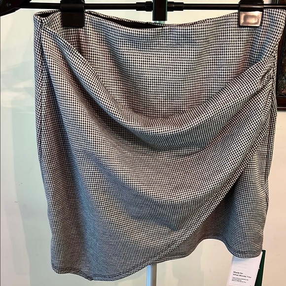 NWT HALARA High Waisted Asymmetrical Ruched 2-in-1 Houndstooth Mini Work Skirt - Picture 8 of 13